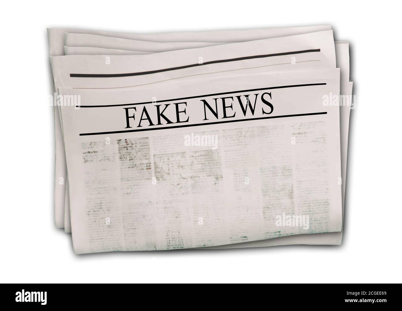 Zeitung mit Schlagzeile Fake News isoliert auf weißem Hintergrund. Alte Zeitungen im Hintergrund. Texturen für Nachrichtenseiten. Grau weiß schwarz Papier Collage. Draufsicht. Stockfoto