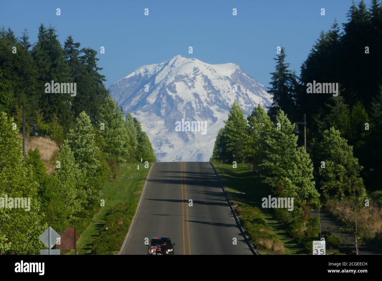 Toller Blick auf den Mount Rainier von Caffe D'arte, Tehaleh Cafe, Bonny Lake, Washington Stockfoto
