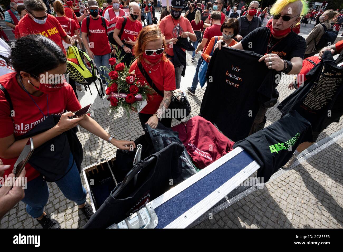 Berlin, Deutschland. September 2020. Red Alert Protest von Menschen, die von der Schließung von kulturellen Organisationen und Veranstaltungen aufgrund der Coronavirus-Krise betroffen. Menschen spenden T-Shirts von einer Veranstaltung für eine Mahnwache vor dem Reichstag. Stockfoto