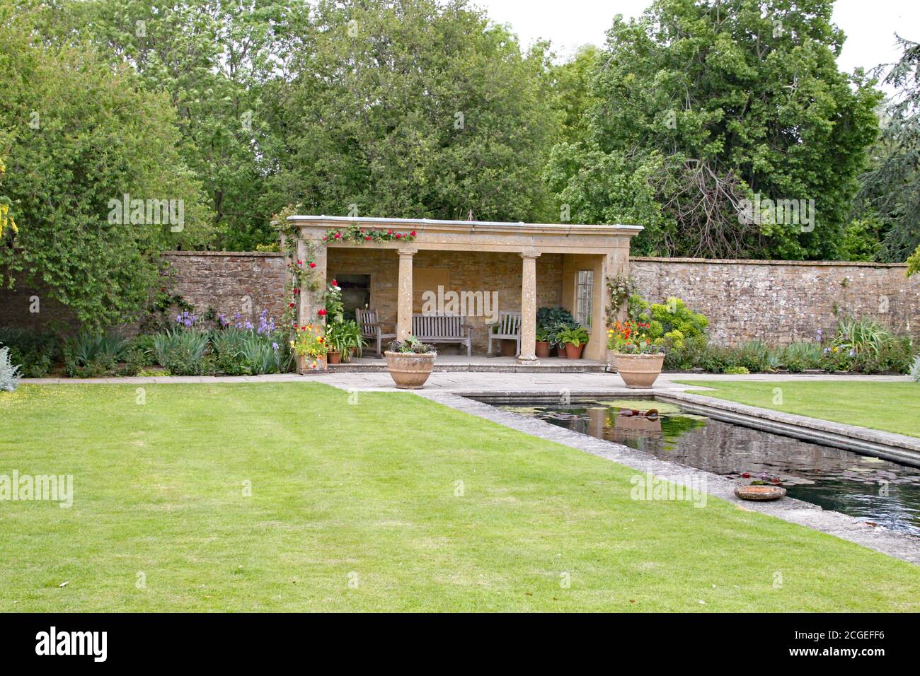 Überdachter Sitzbereich an einem Zierteich in englischer Sprache Landgarten Stockfoto