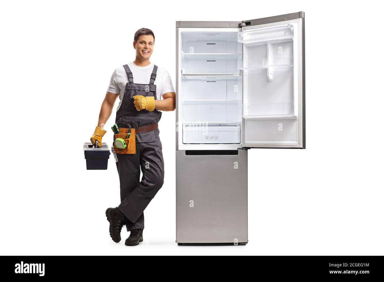 Porträt einer Werkstatt mit Werkzeugkasten in voller Länge Lehnt sich auf einen Kühlschrank isoliert auf weißem Hintergrund Stockfoto