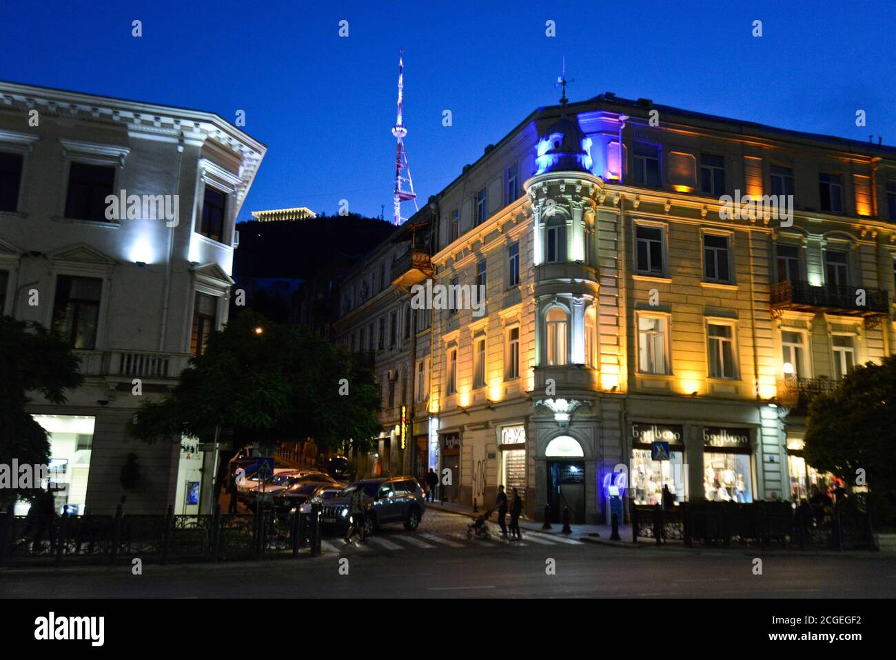 Tiflis in der Dämmerung: Shota Rustaveli Avenue mit Mount Mtasminda und TV-Broadcasting Tower im Hintergrund. Republik Georgien Stockfoto