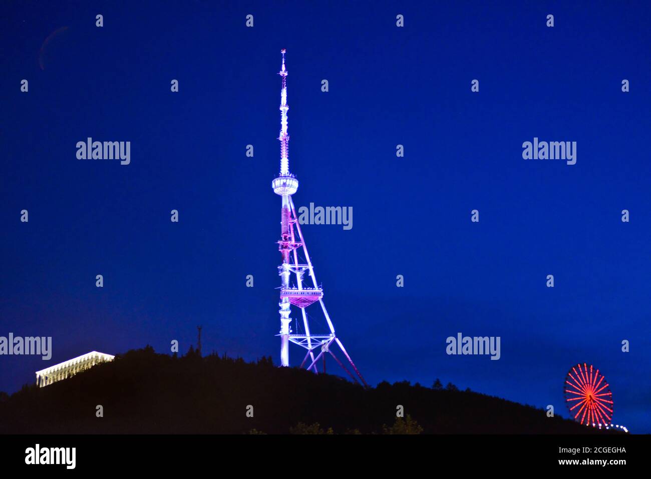 Tbilisi in der Dämmerung: Mount Mtasminda, TV-Broadcasting Tower, Riesenrad im Mtasminda Park. Republik Georgien Stockfoto