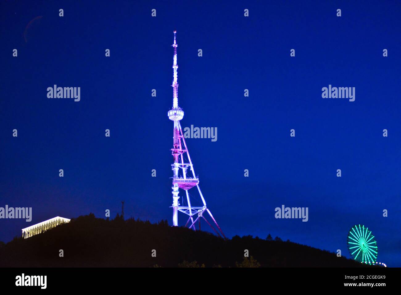 Tbilisi in der Dämmerung: Mount Mtasminda, TV-Broadcasting Tower, Riesenrad im Mtasminda Park. Republik Georgien Stockfoto