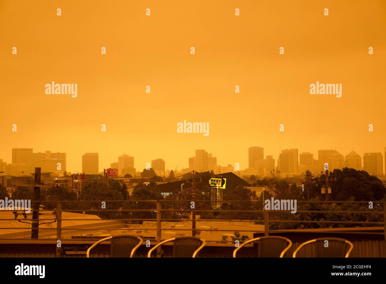 September 2020. Skyline von Oakland mit wunderndem orangefarbenen Himmel am Nachmittag vom giftigen Rauch von Waldbränden aus Oregon und Kalifornien. Stockfoto