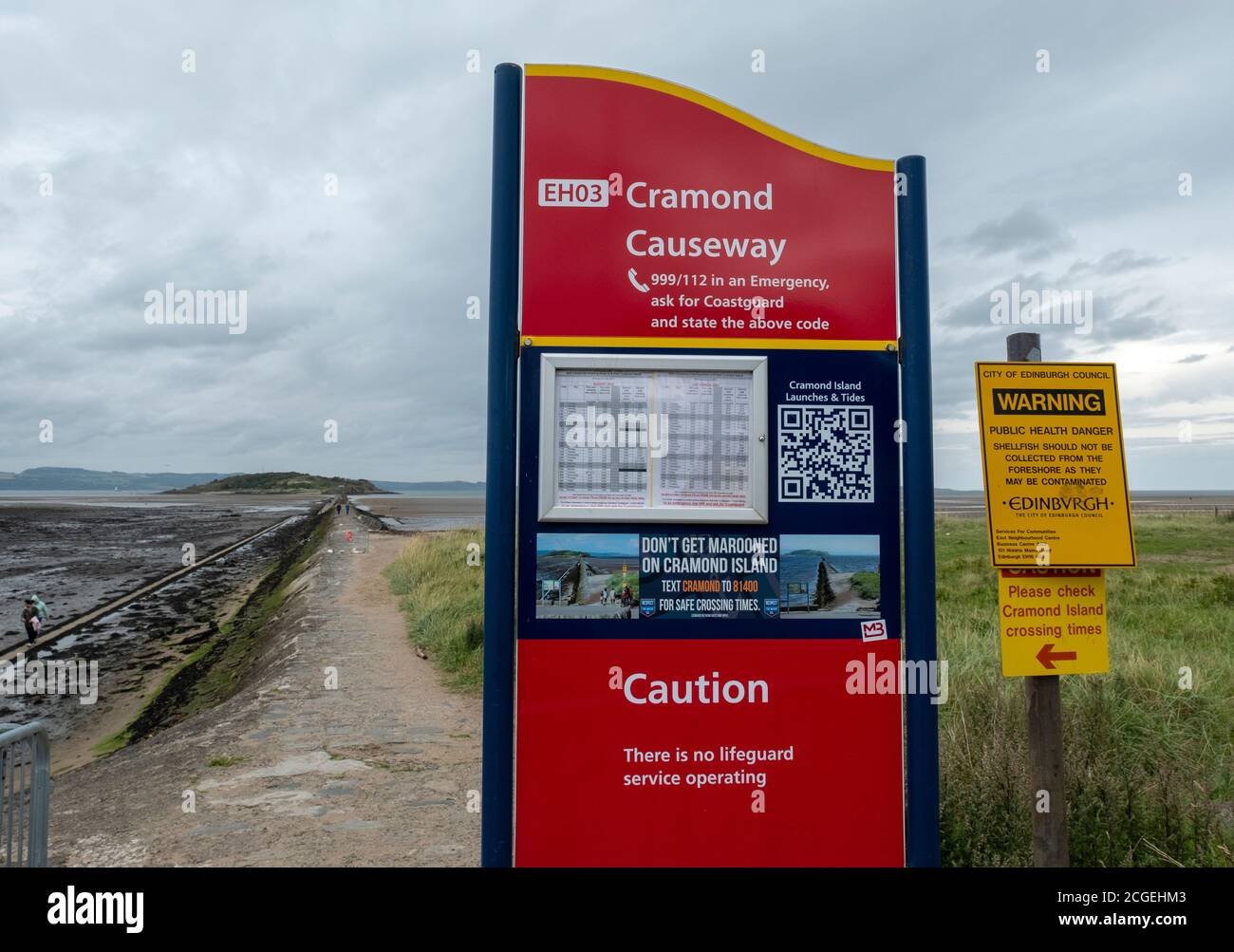 Cramond Causeway-Tafel mit Informationen zur Gezeitenzeit, Cramond, Schottland. Stockfoto