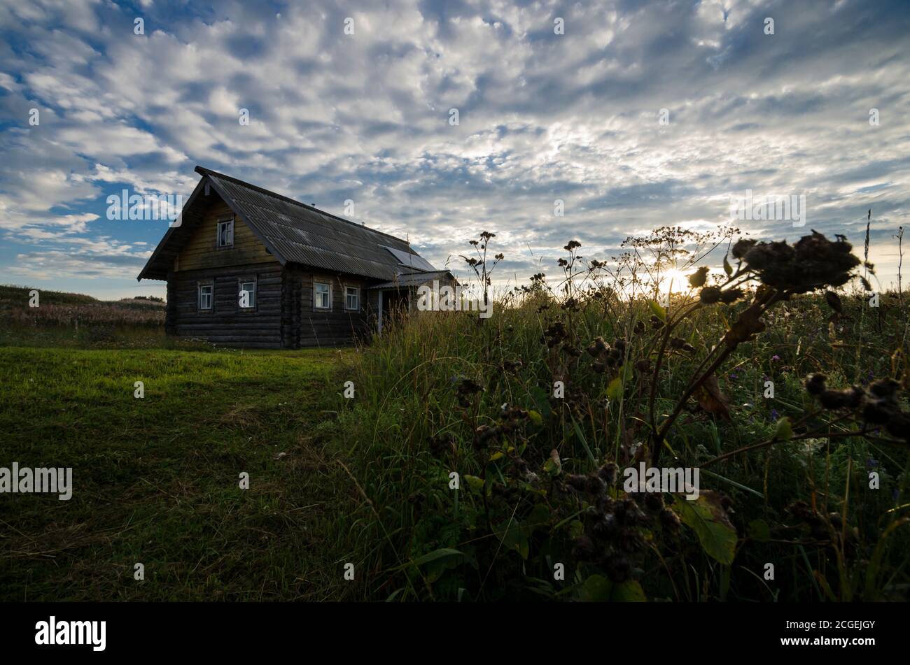 Russische Farm. Einsames Landhaus Stockfoto