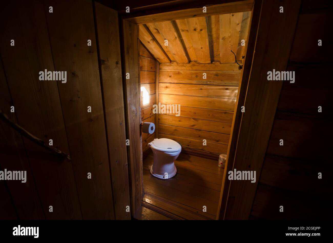 August 2020 - Porschenski Kirchhof. Toilette in einem russischen Landhaus. Russland, Archangelsk Region Stockfoto