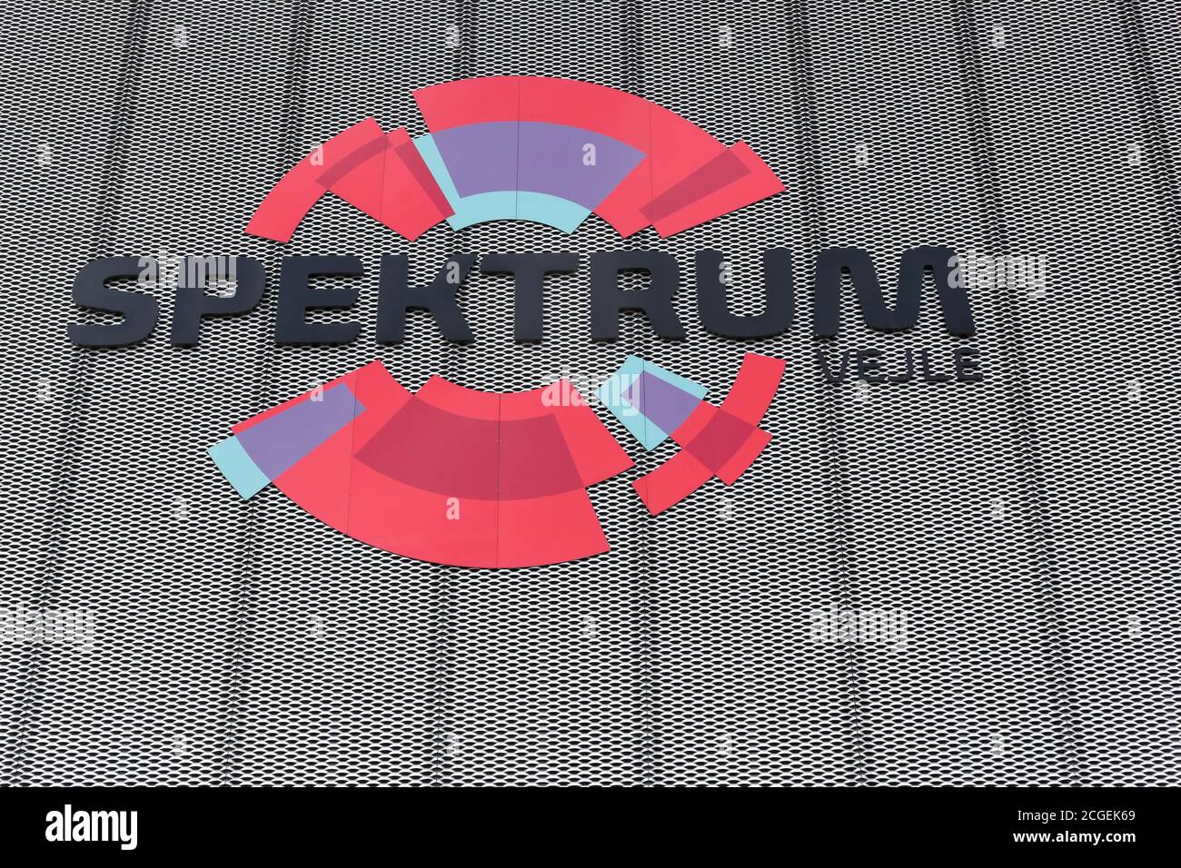 Vejle, Dänemark - 12. Oktober 2018: Spektrum Logo an der Wand. Spektrum ist ein modernes Messe- und Konferenzzentrum mit fünf Hallen und einer Arena Stockfoto