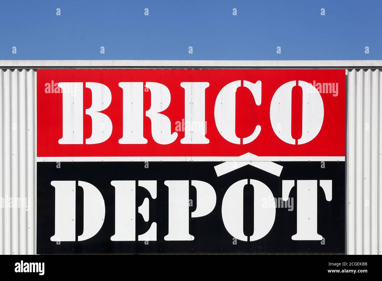 Villefranche, Frankreich - 23. August 2020: Brico Depot Logo an einer Wand. Brico Depot ist eine französische Kette von DIY und Home Improvement Stockfoto