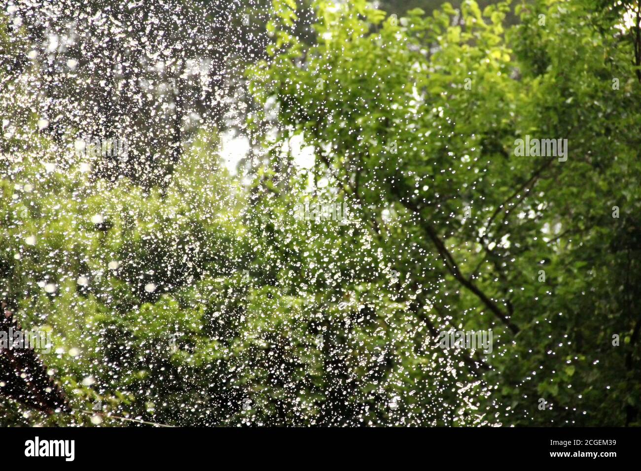 Wasser tropft in die Luft, fließt aus einem Wasserfall. Makroaufnahme in Zeitlupe. Stockfoto