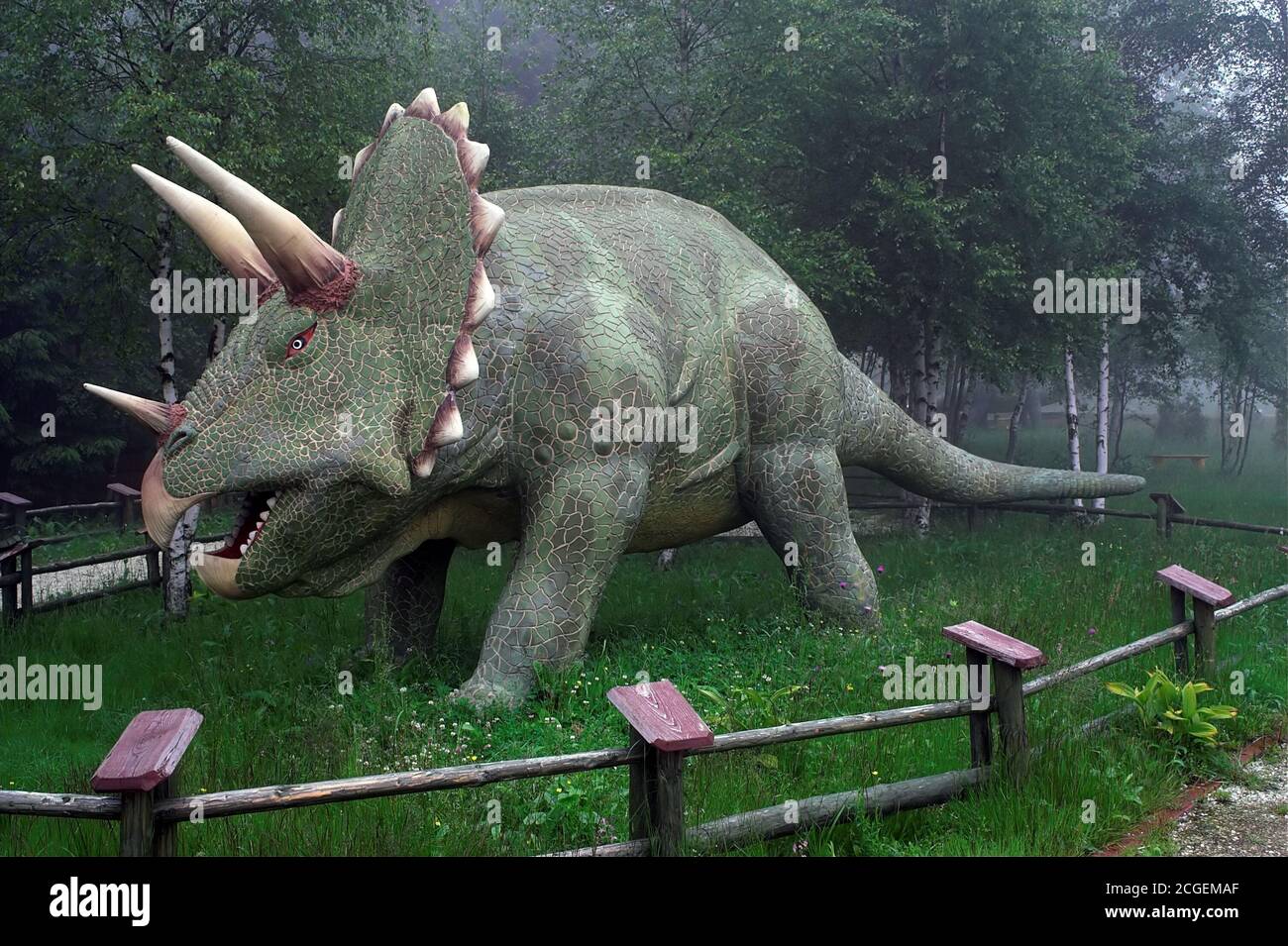 Polen; lebensgroße Modelle von Dinosauriern. Lebensgroße Modelle von Dinosauriern. Maquetas de Dinosaurier a tamaño real. Makrely dinozaurów. 真人大小的恐龍模型。 Stockfoto