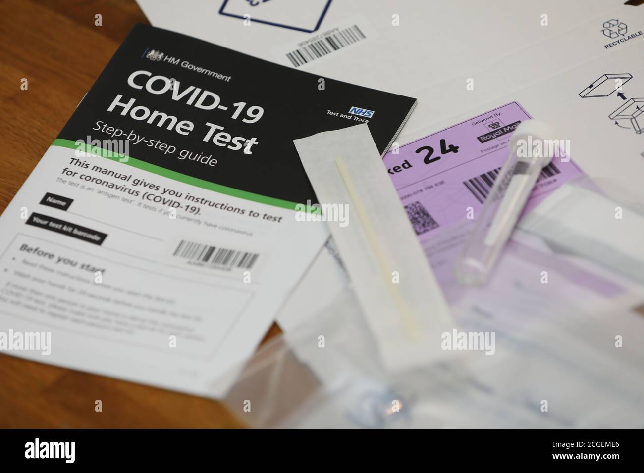 Ein Covid-19 Heimtest-Kit in einem Haus in West Sussex, Großbritannien. Stockfoto