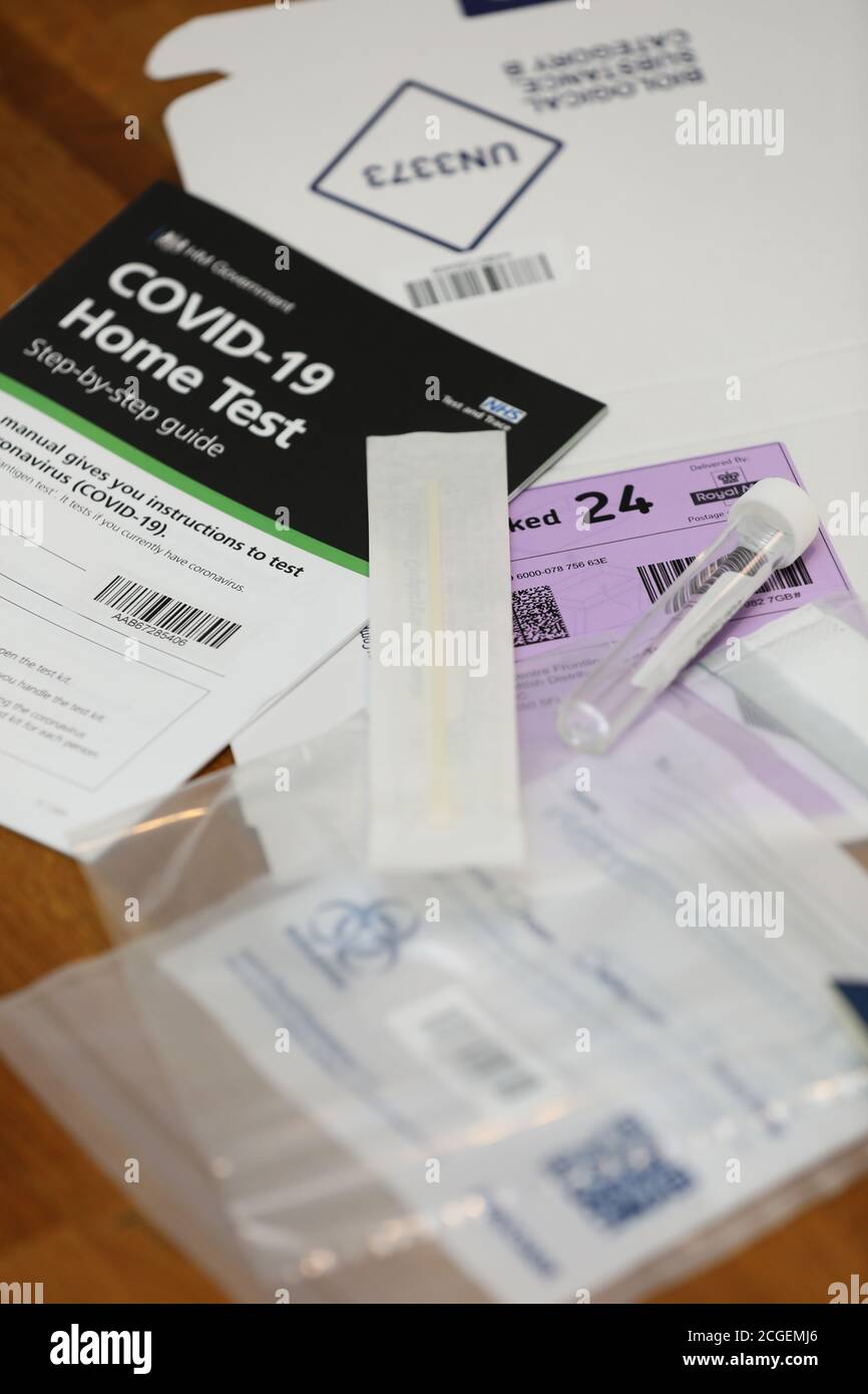 Ein Covid-19 Heimtest-Kit in einem Haus in West Sussex, Großbritannien. Stockfoto