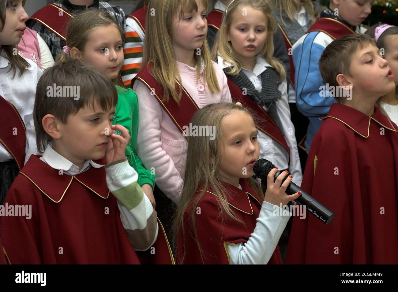 Kleiner Kinderchor singt und klatscht. Eine Gruppe singender Kinder. Der kleine Kinderchor singt und klatscht. Eine Gruppe singender Kinder. Schola Stockfoto