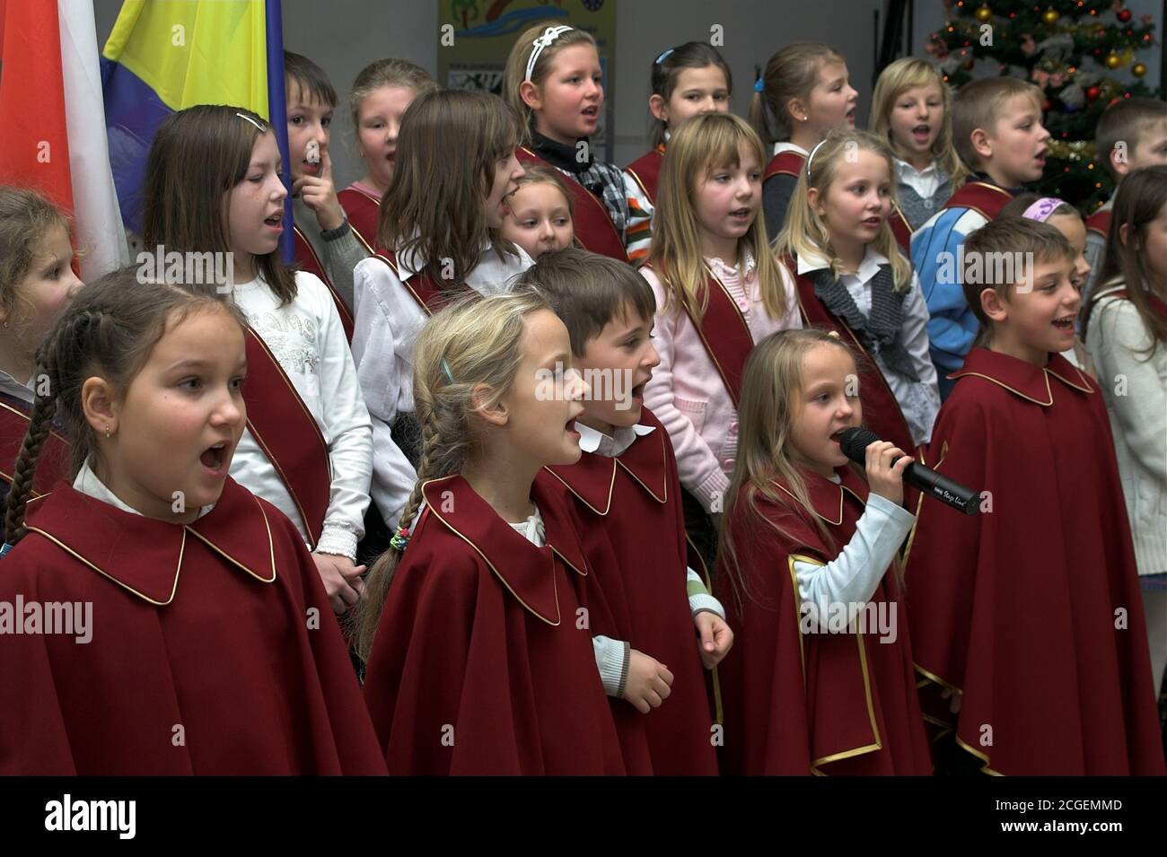 Kleiner Kinderchor singt und klatscht. Eine Gruppe singender Kinder. Der kleine Kinderchor singt und klatscht. Eine Gruppe singender Kinder. Schola Stockfoto