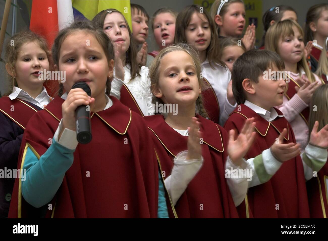 Kleiner Kinderchor singt und klatscht. Eine Gruppe singender Kinder. Der kleine Kinderchor singt und klatscht. Eine Gruppe singender Kinder. Schola Stockfoto