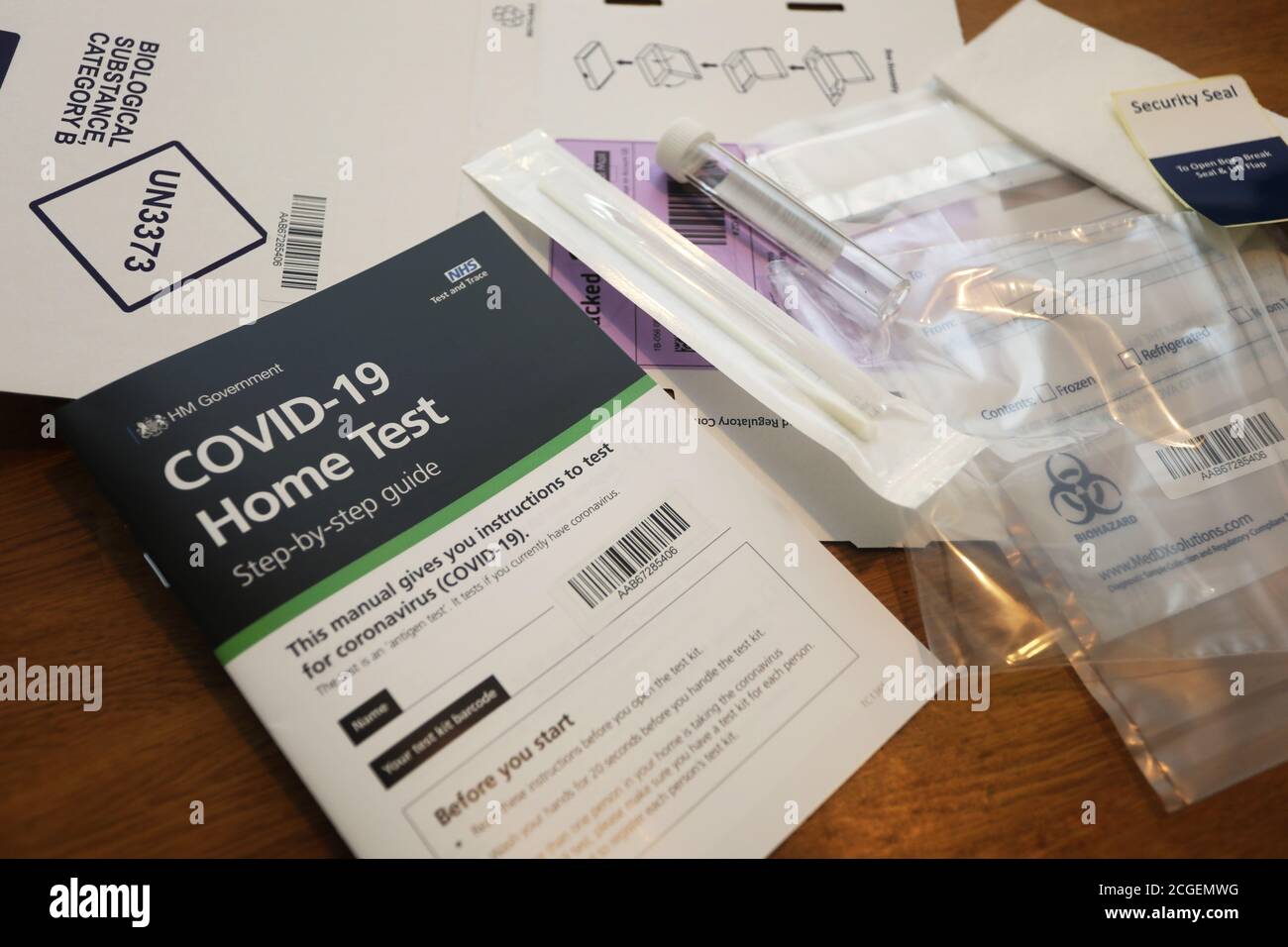 Ein Covid-19 Heimtest-Kit in einem Haus in West Sussex, Großbritannien. Stockfoto