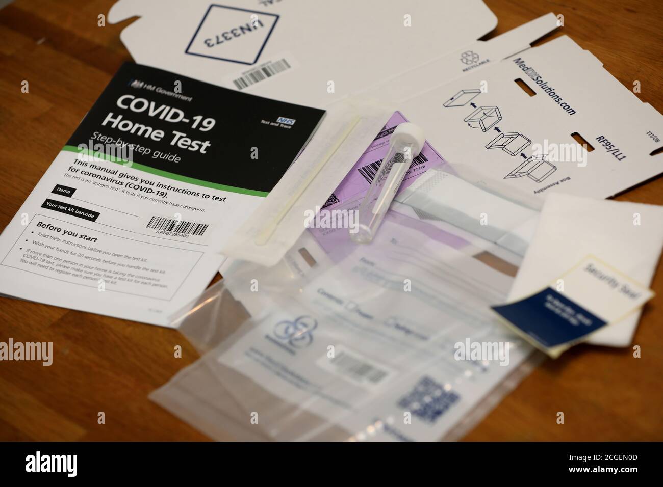 Ein Covid-19 Heimtest-Kit in einem Haus in West Sussex, Großbritannien. Stockfoto