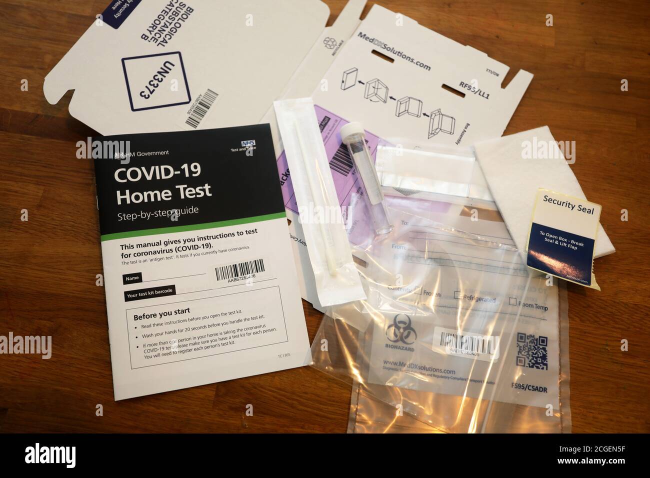 Ein Covid-19 Heimtest-Kit in einem Haus in West Sussex, Großbritannien. Stockfoto