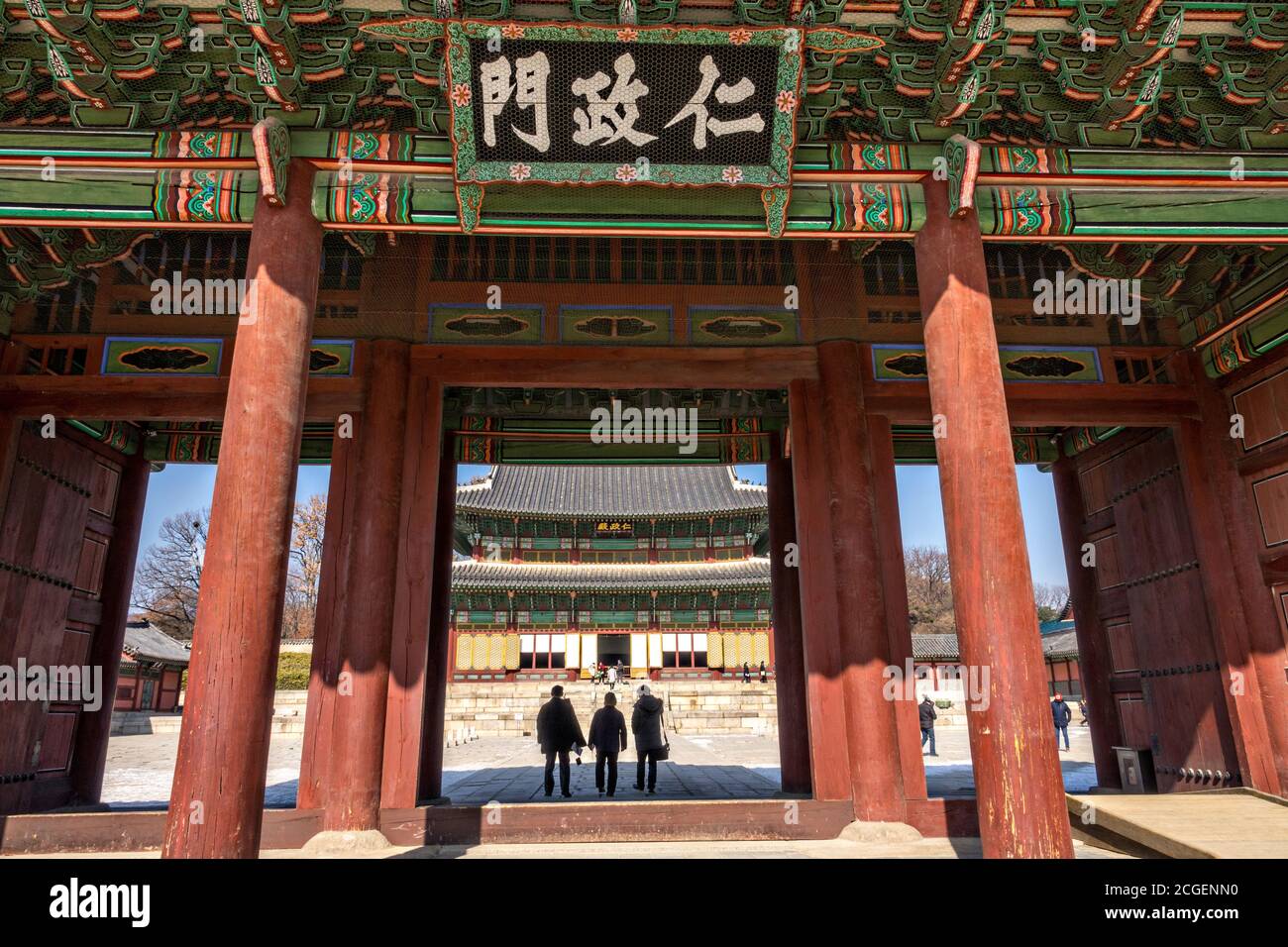 Die Geunjeong-jeon oder Thronhalle, betrachtet vom dritten inneren Tor, das Geunjeongmun am Gyeongbokgung Palast in Seoul, Südkorea genannt wird. Der Gyeongbokgung Palast war der wichtigste königliche Palast der Kaiser der Joseon-Dynastie. Stockfoto