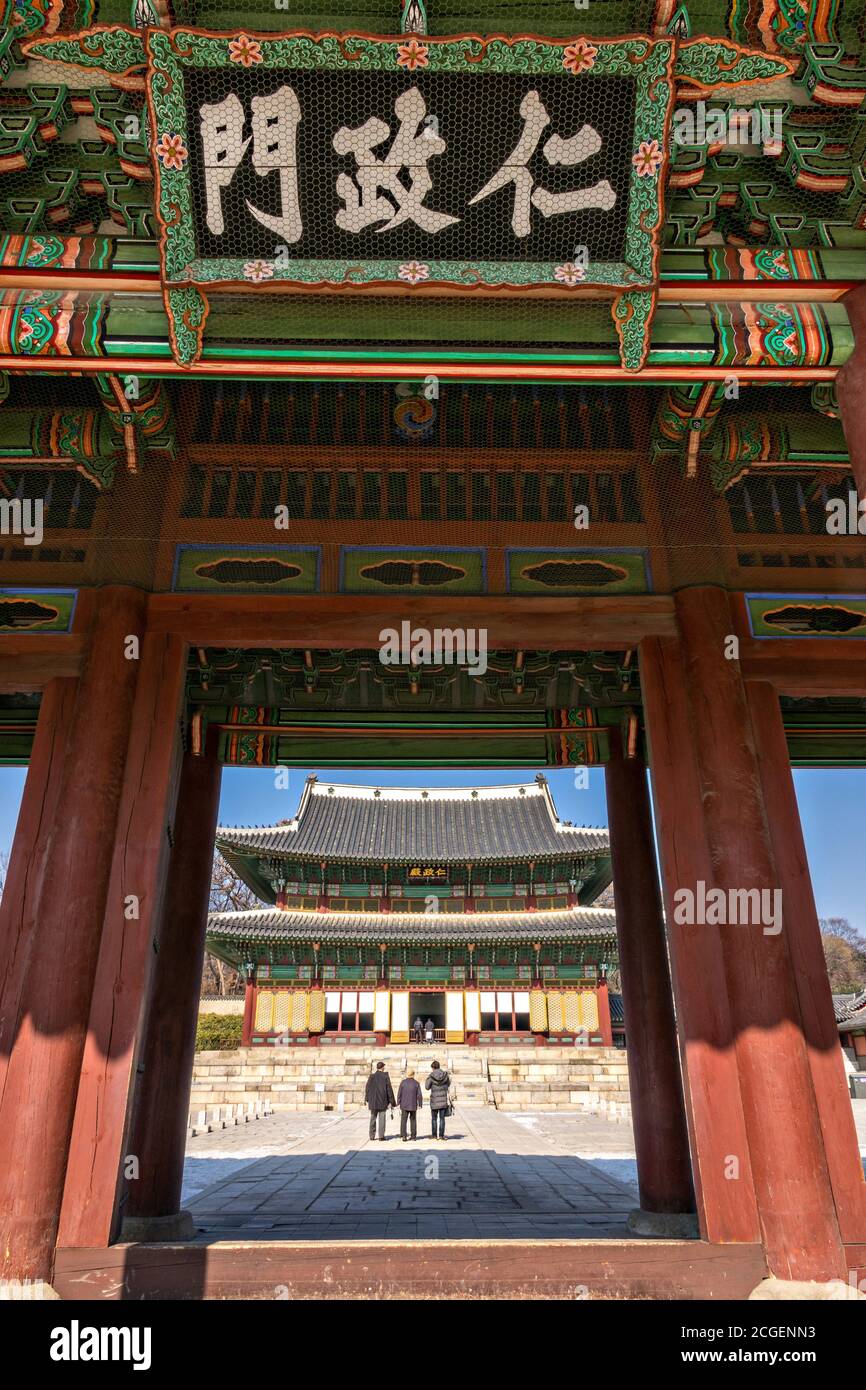 Die Geunjeong-jeon oder Thronhalle, betrachtet vom dritten inneren Tor, das Geunjeongmun am Gyeongbokgung Palast in Seoul, Südkorea genannt wird. Der Gyeongbokgung Palast war der wichtigste königliche Palast der Kaiser der Joseon-Dynastie. Stockfoto