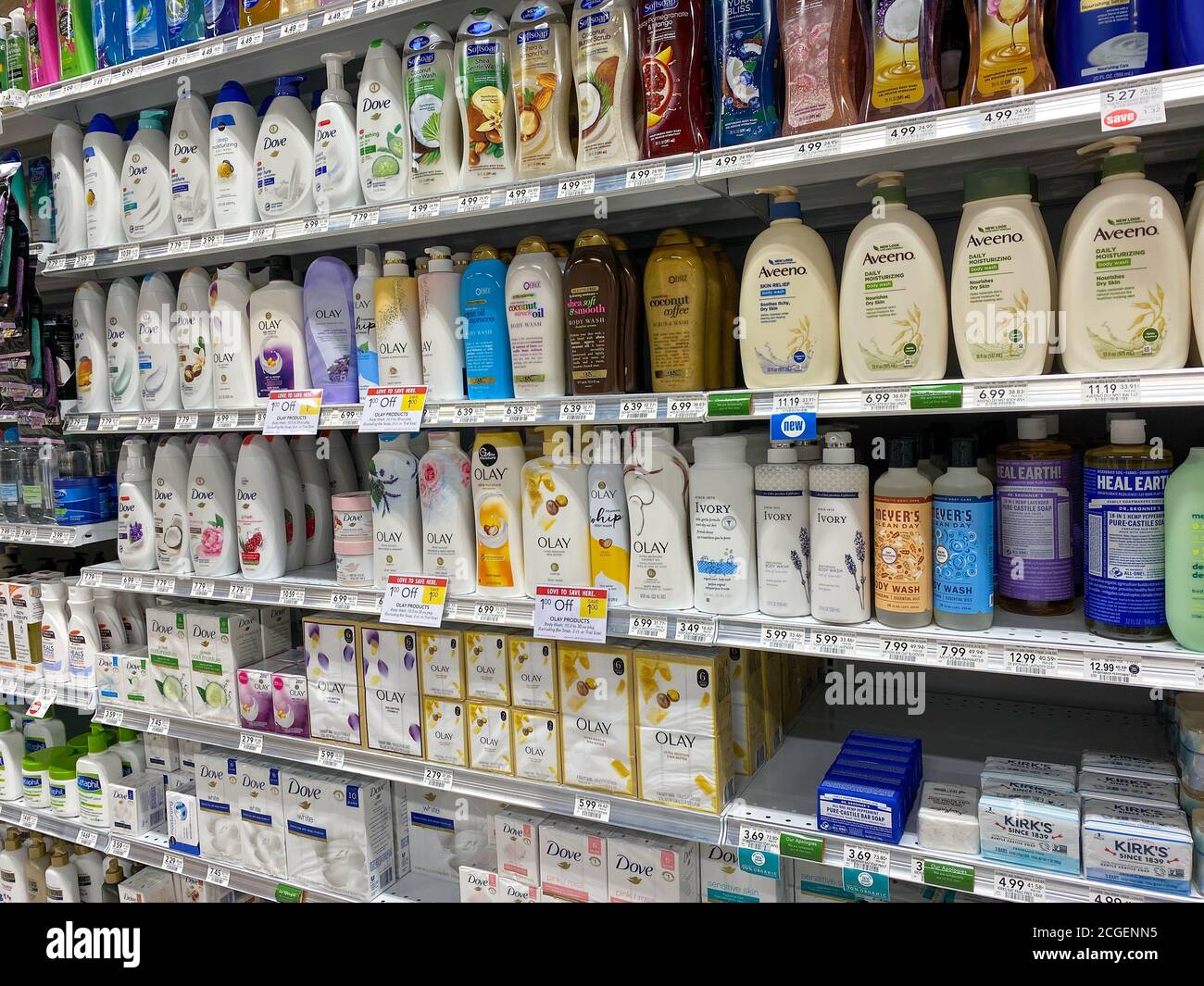 Orlando, FL/USA-5/9/20: Ein Display Aveeno, Dove, und Olay Körperwäsche in einem Publix Lebensmittelgeschäft in Orlando, Florida. Stockfoto