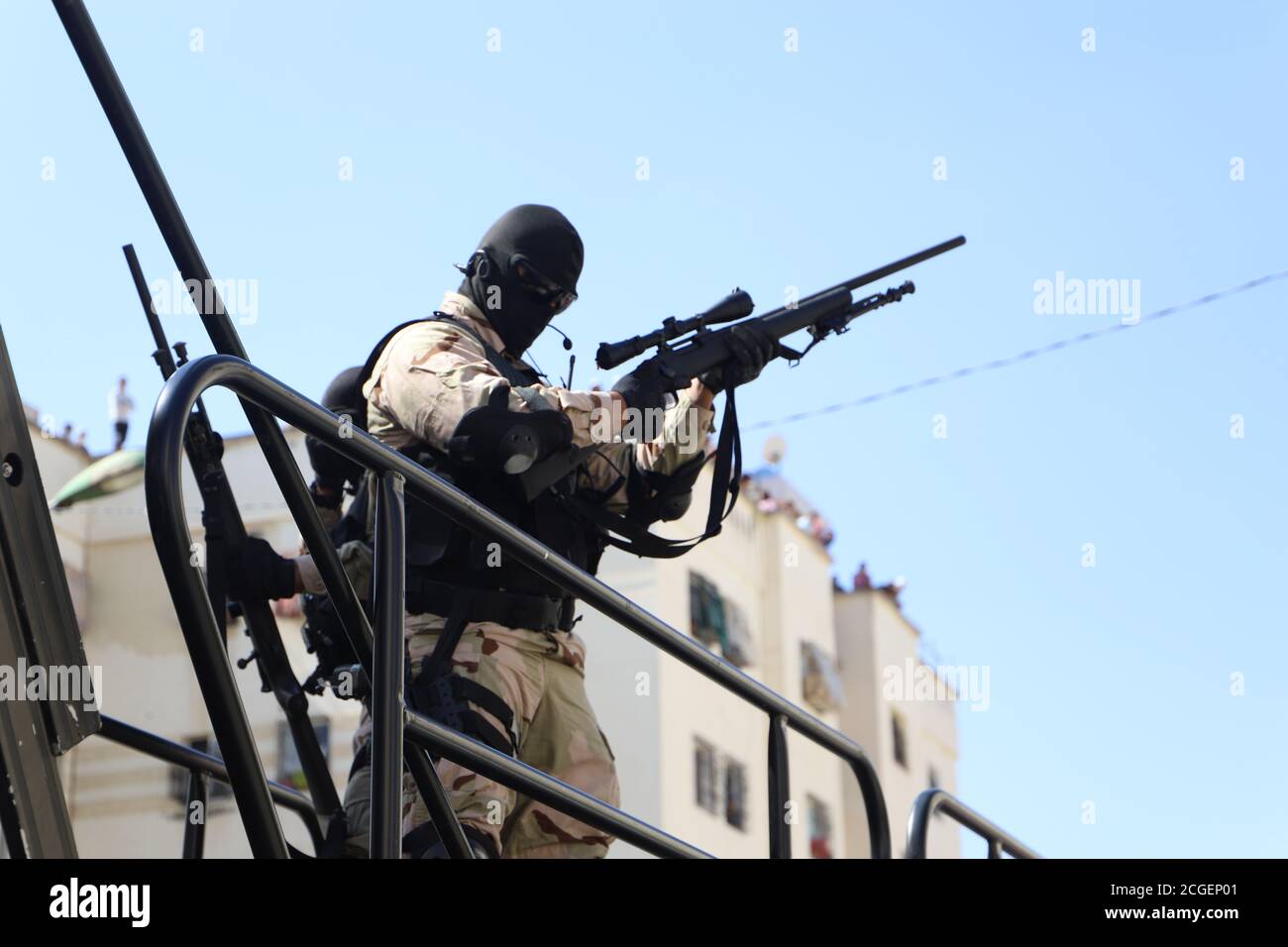 (200910) -- TEMARA (MAROKKO), 10. September 2020 (Xinhua) -- EIN marokkanischer Sicherheitsagent wird während einer Anti-Terror-Operation in Temara, Marokko, am 10. September 2020 gesehen. Die marokkanischen Sicherheitsdienste haben am Donnerstag eine Zelle, die mit der militanten Gruppe des Islamischen Staates (IS) in Verbindung steht, überfallen und fünf ihrer Mitglieder festgenommen. (Xinhua) Stockfoto