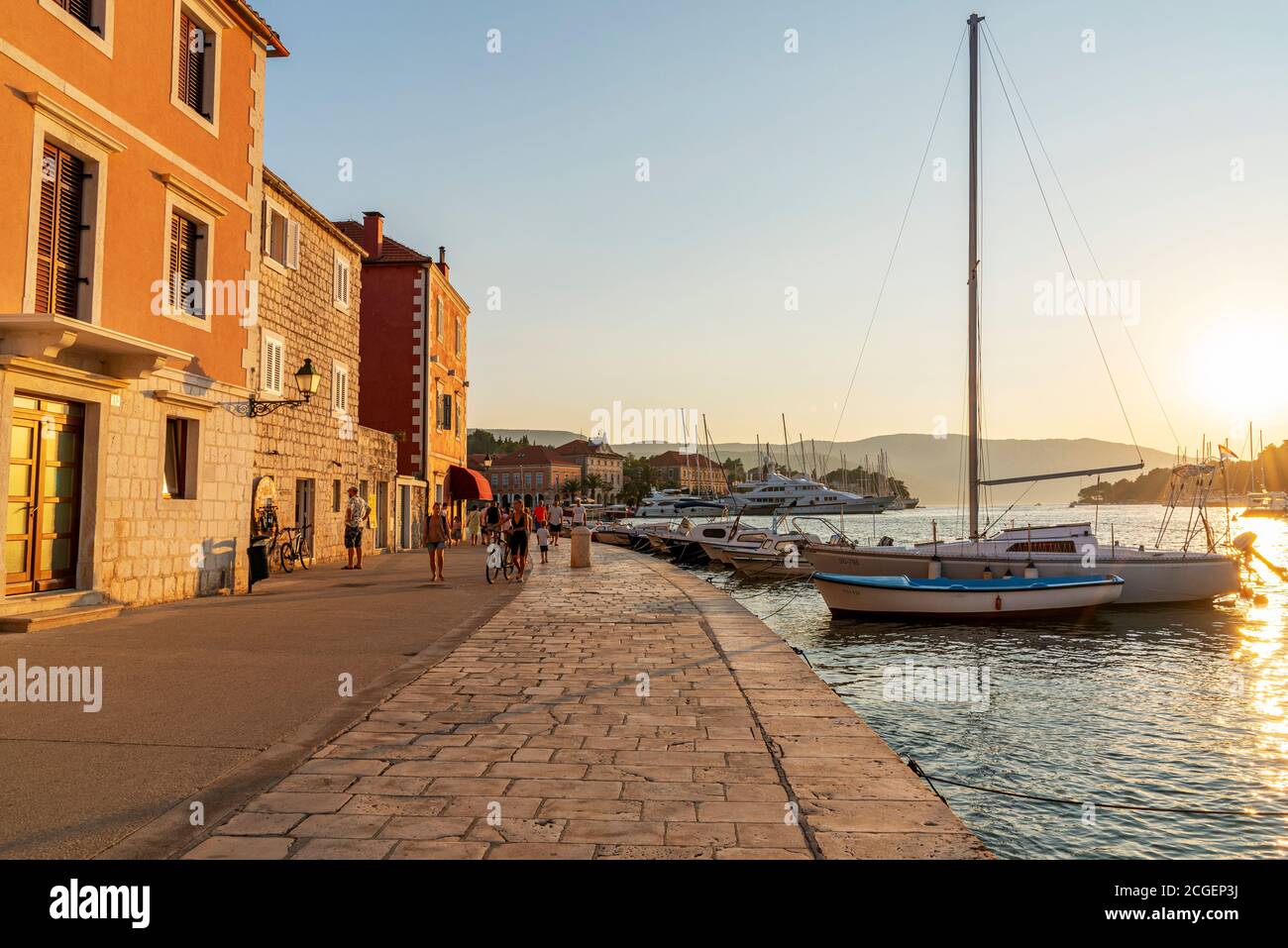 Stari Grad Kroatien - 12. August 2020: Böschung der Stadt Stari Grad auf der Insel Hvar mit Wanderern. Stockfoto