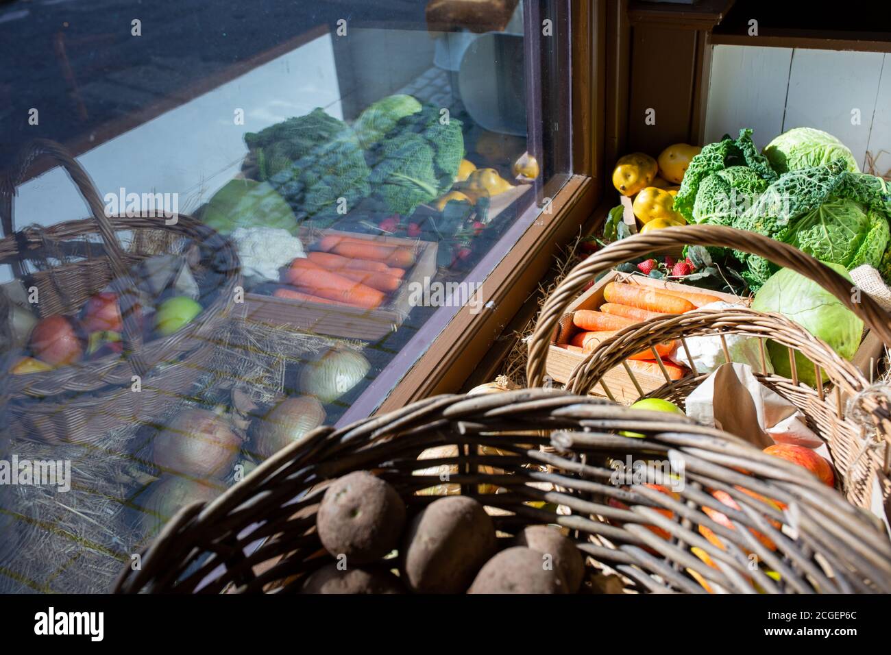 Gemüse wird in einem altmodischen britischen Gemüseladen ausgestellt Stockfoto