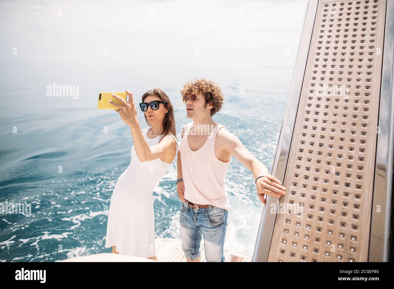 Happy kaukasischen verliebtes Paar unter selfie auf Segelboot, entspannend auf einer Yacht. Liebende Paar am Meer. Marine Cruise auf einer Yacht. Stockfoto