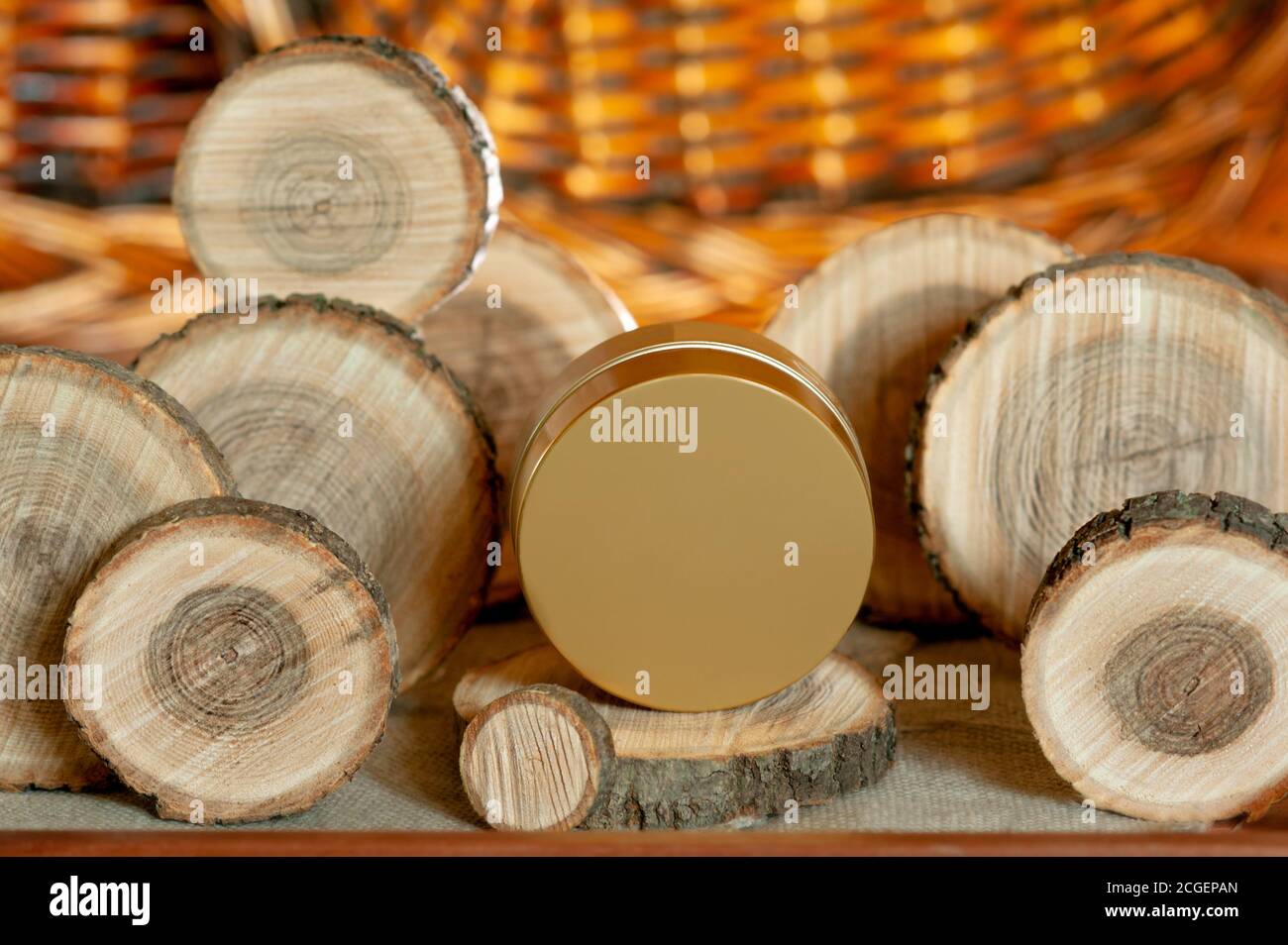 Goldene runde Glas Creme und Holz runde Stücke in verschiedenen Größen, trendige kosmetische Layout Stockfoto