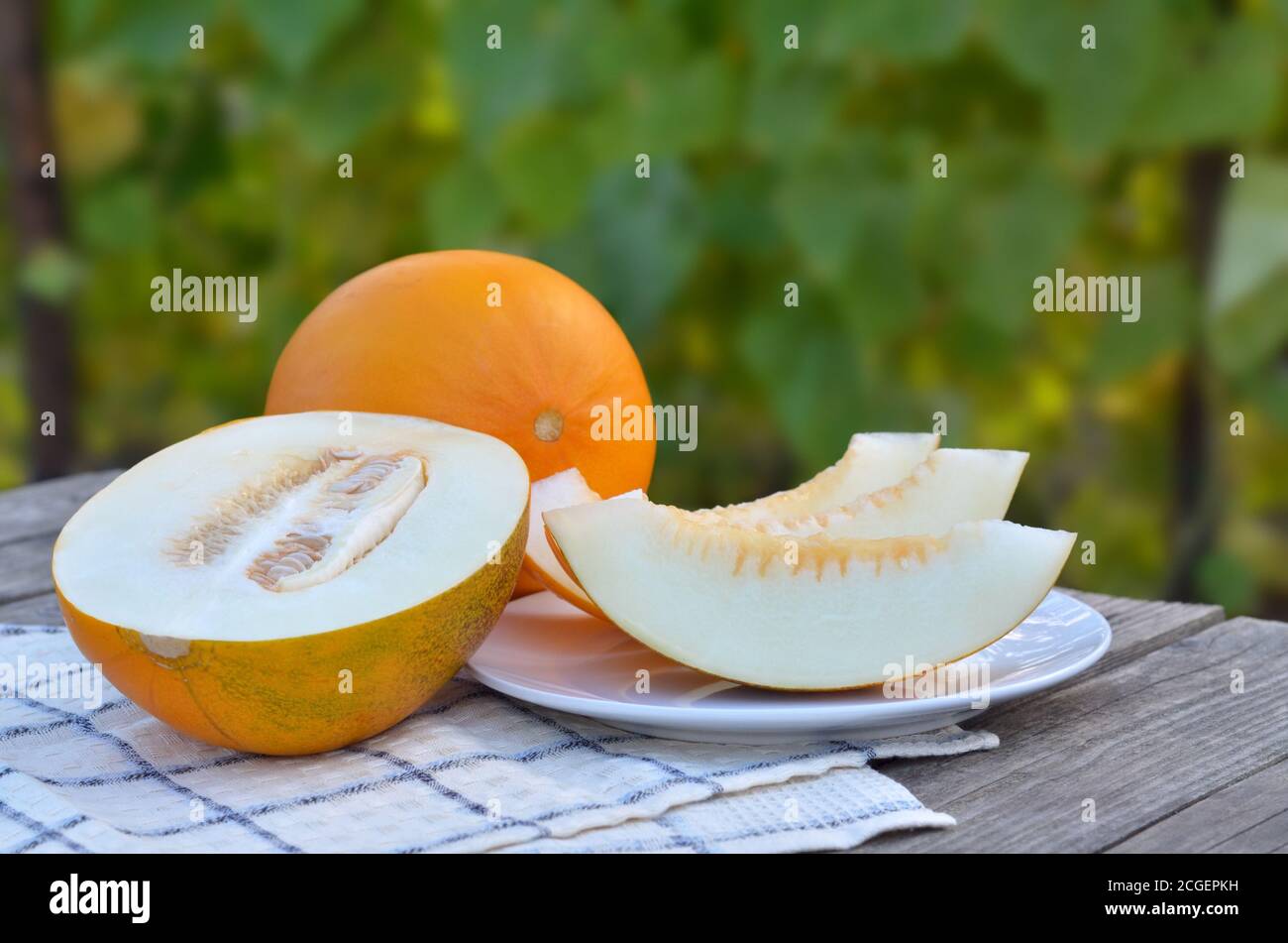Gelbe süße Melone auf Holztisch. Nahaufnahme, selektiver Fokus Stockfoto