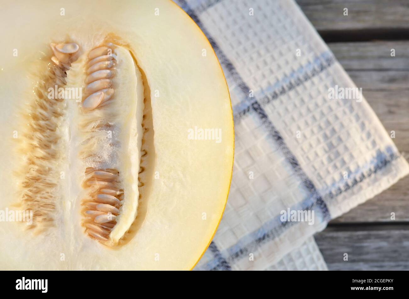 Eine halbe reife Melone auf einem Geschirrtuch. Nahaufnahme, Draufsicht Stockfoto