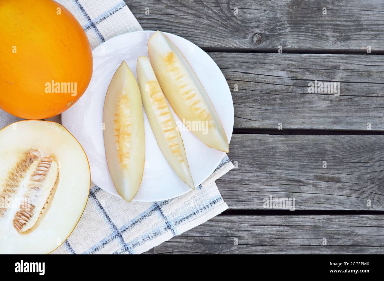 Reife süße Melonenscheiben auf einem rustikalen Hintergrund. Nahaufnahme, Draufsicht Stockfoto