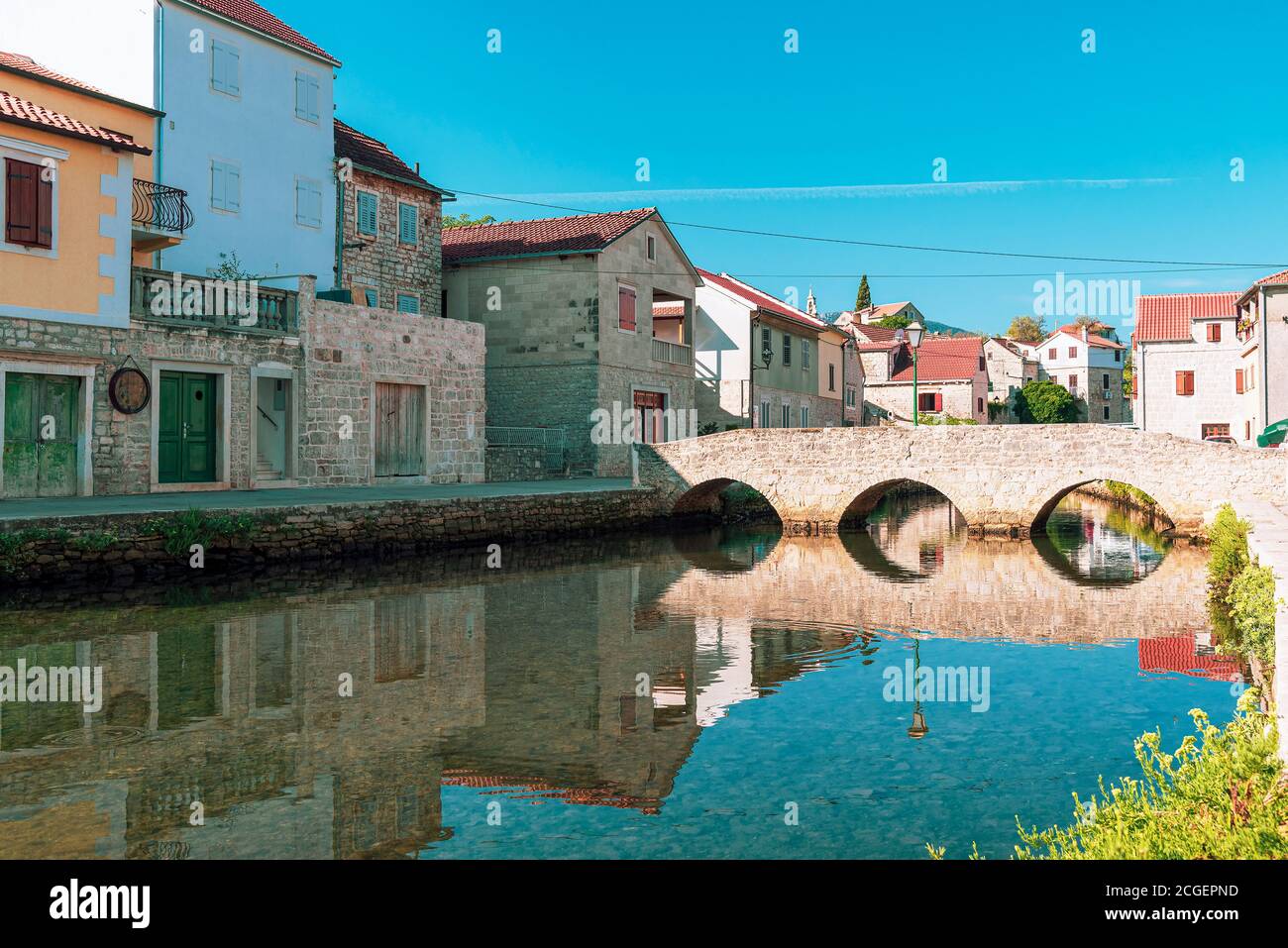 Brücke über Kanal in Vrboska, Nordküste der Insel Hvar in Dalmatien, Kroatien. Stockfoto