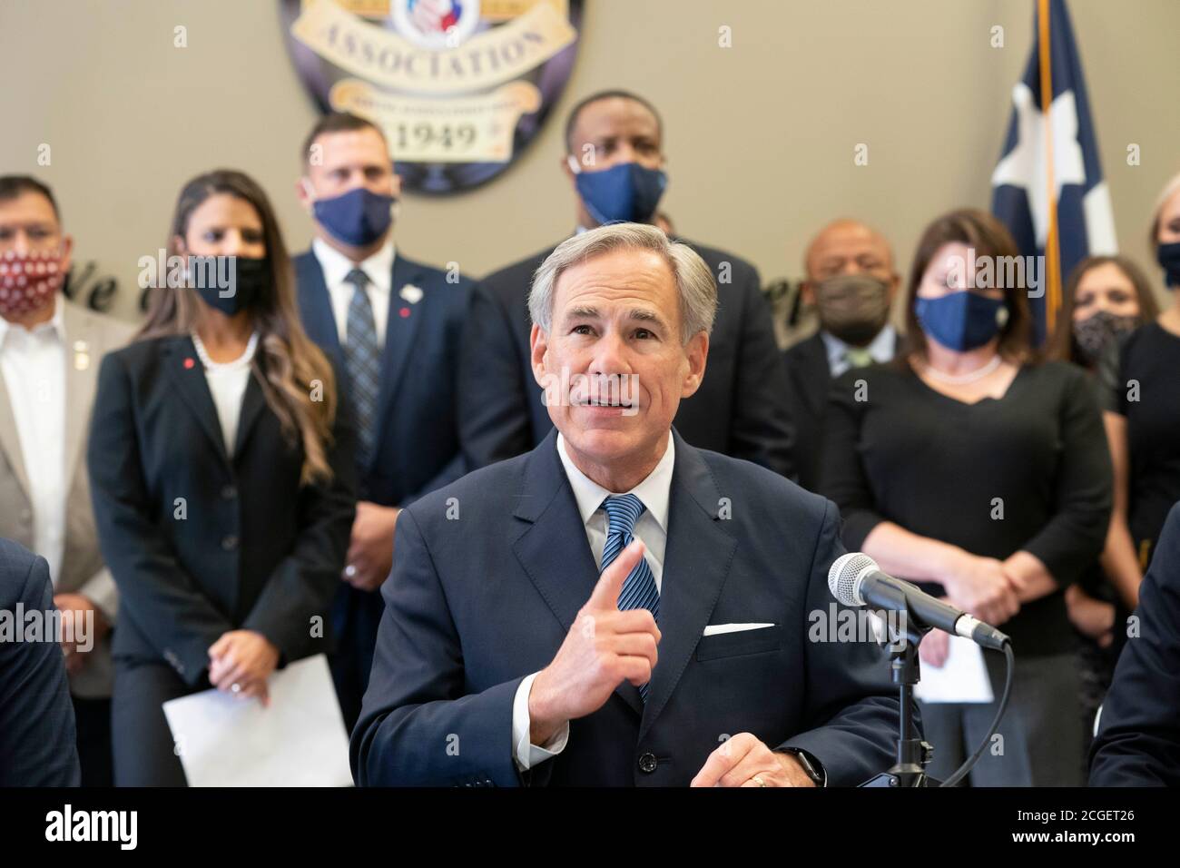 Austin, TX USA 10. September 2020: Der Gouverneur von Texas, Greg Abbott, hält eine Pressekonferenz mit den Führern der Polizeivereinigung von Austin ab, um einen Plan zur Bestrafung texanischer Städte, die die Polizeiausgaben senken, bekannt zu geben. Abbott bat auch staatliche Gesetzgeber und Kandidaten für ein Amt, eine Zusage zu unterschreiben, die Polizei mit dem Hashtag #TexasBackstheBlue unterstützt. Kredit: Bob Daemmrich/Alamy Live Nachrichten Stockfoto