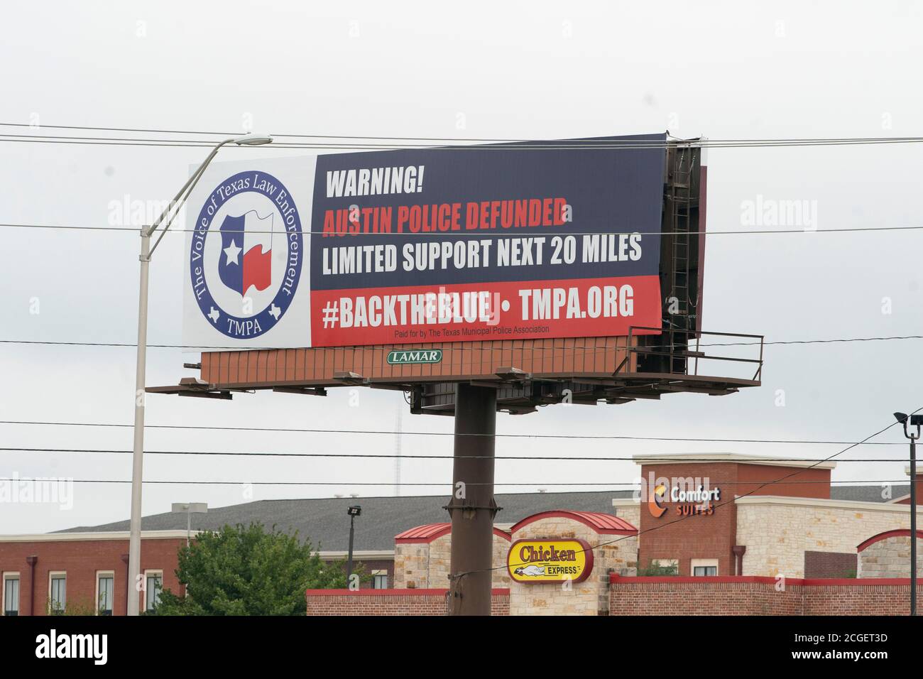 Austin, TX USA 10. September 2020: Eine große Plakatwand, errichtet von der Texas Municipal Police Association am Interstate Highway 35 südlich von Austin, warnt Reisende vor Kürzungen der Polizeibudgets. Kredit: Bob Daemmrich/Alamy Live Nachrichten Stockfoto