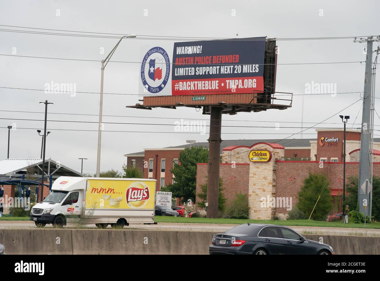 Austin, TX USA 10. September 2020: Eine große Plakatwand, errichtet von der Texas Municipal Police Association am Interstate Highway 35 südlich von Austin, warnt Reisende vor Kürzungen der Polizeibudgets. Kredit: Bob Daemmrich/Alamy Live Nachrichten Stockfoto