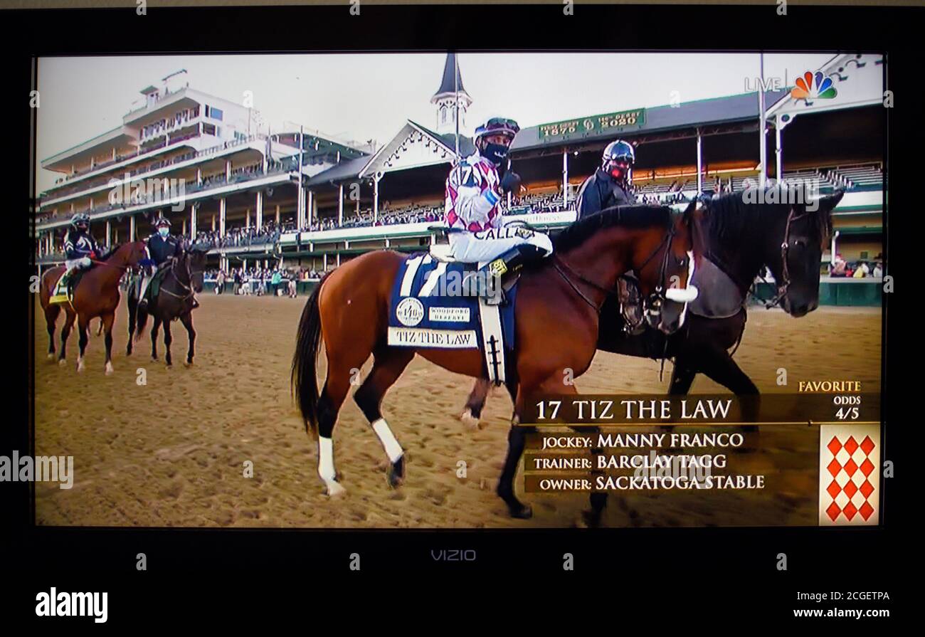 Ein Fernsehbildschirmabruf der NBC-TV-Sendung des Kentucky Derby 2020 zeigt Tiz The Law, das vor dem Rennen von Jockey Manuel Franco geritten wurde. Stockfoto