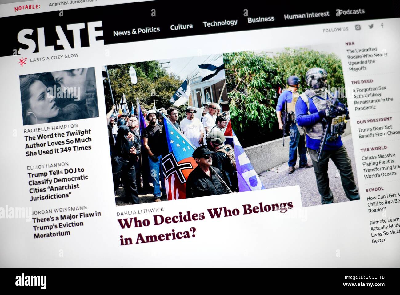 Ein Computerbildschirm der Homepage der Slate-Website. Stockfoto
