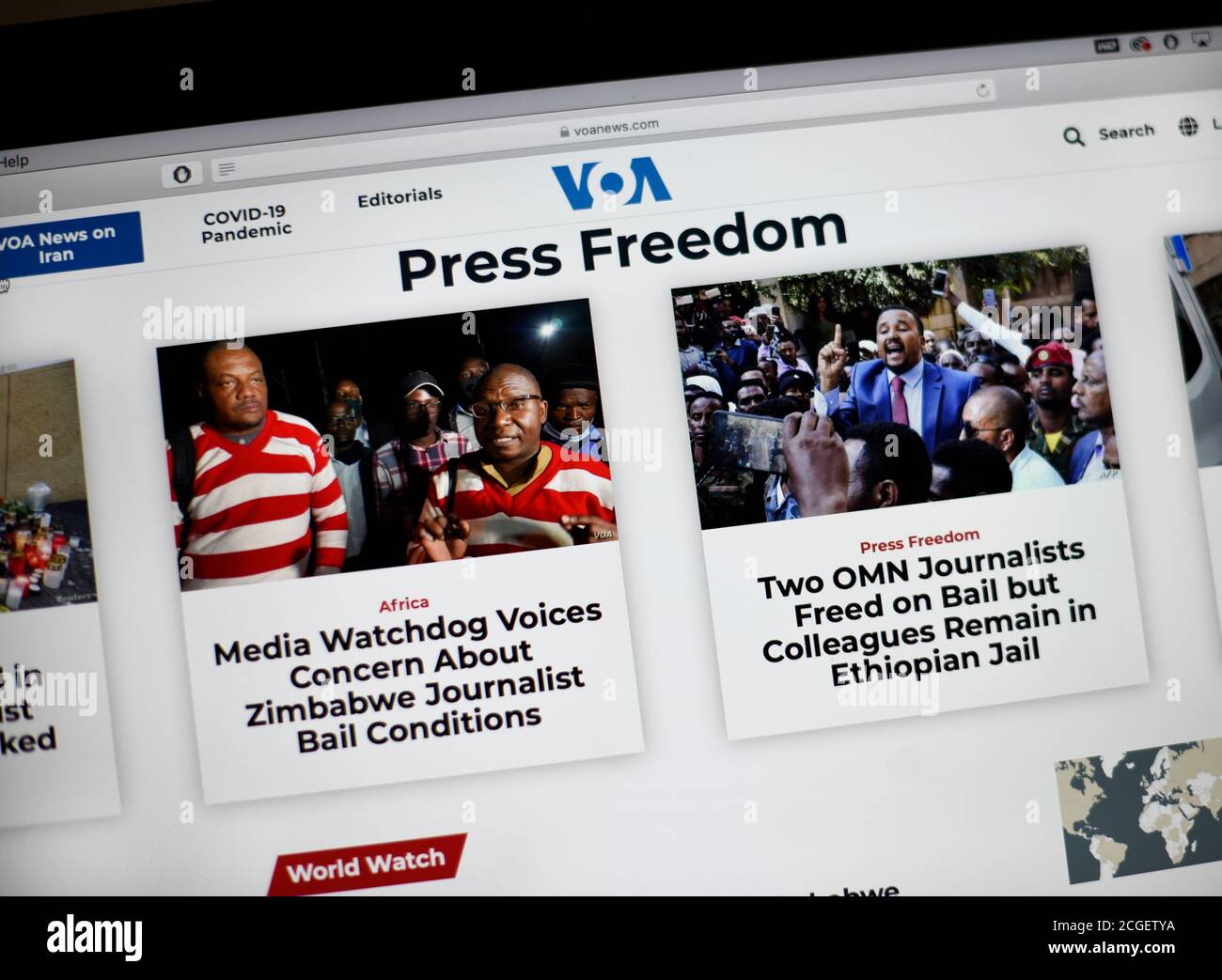 Ein Computerbildschirm der Homepage der Voice of American Website. Stockfoto