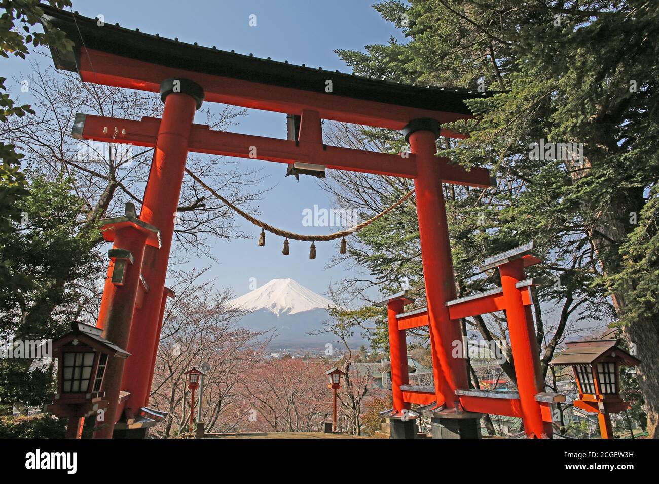 Mount Fuji umrahmt von Shiogama Shrine Stockfoto