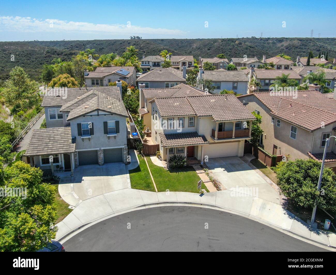 Luftaufnahme der Mittelklasse Unterteilung Nachbarschaft mit Wohnvillen nebeneinander in San Diego County, Kalifornien, USA. August 2020 Stockfoto