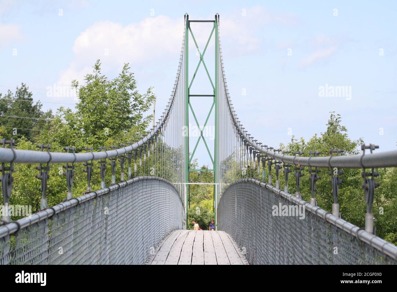 Je länger du in der Ferne bleibst, desto tiefer, breiter und dunkler wird die Kluft, die es umso schwieriger macht, sie zu überbrücken. Stockfoto