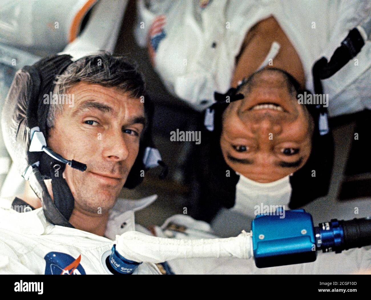 (7-19 Dez. 1972)------- Wissenschaftler - Astronaut Harrison H. 'Jack' Schmitt, Lunar Module Pilot, nahm dieses Foto von seinen beiden Kollegen crew Männer unter Bedingungen der Schwerelosigkeit an Bord der Apollo 17 Satelliten während der letzten Mondlandung Mission der NASA Apollo Programm. Stockfoto
