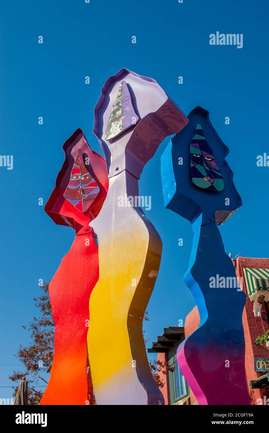 Eine farbenfrohe moderne Kunstskulptur in der Innenstadt von Sedona, Arizona, USA. Stockfoto