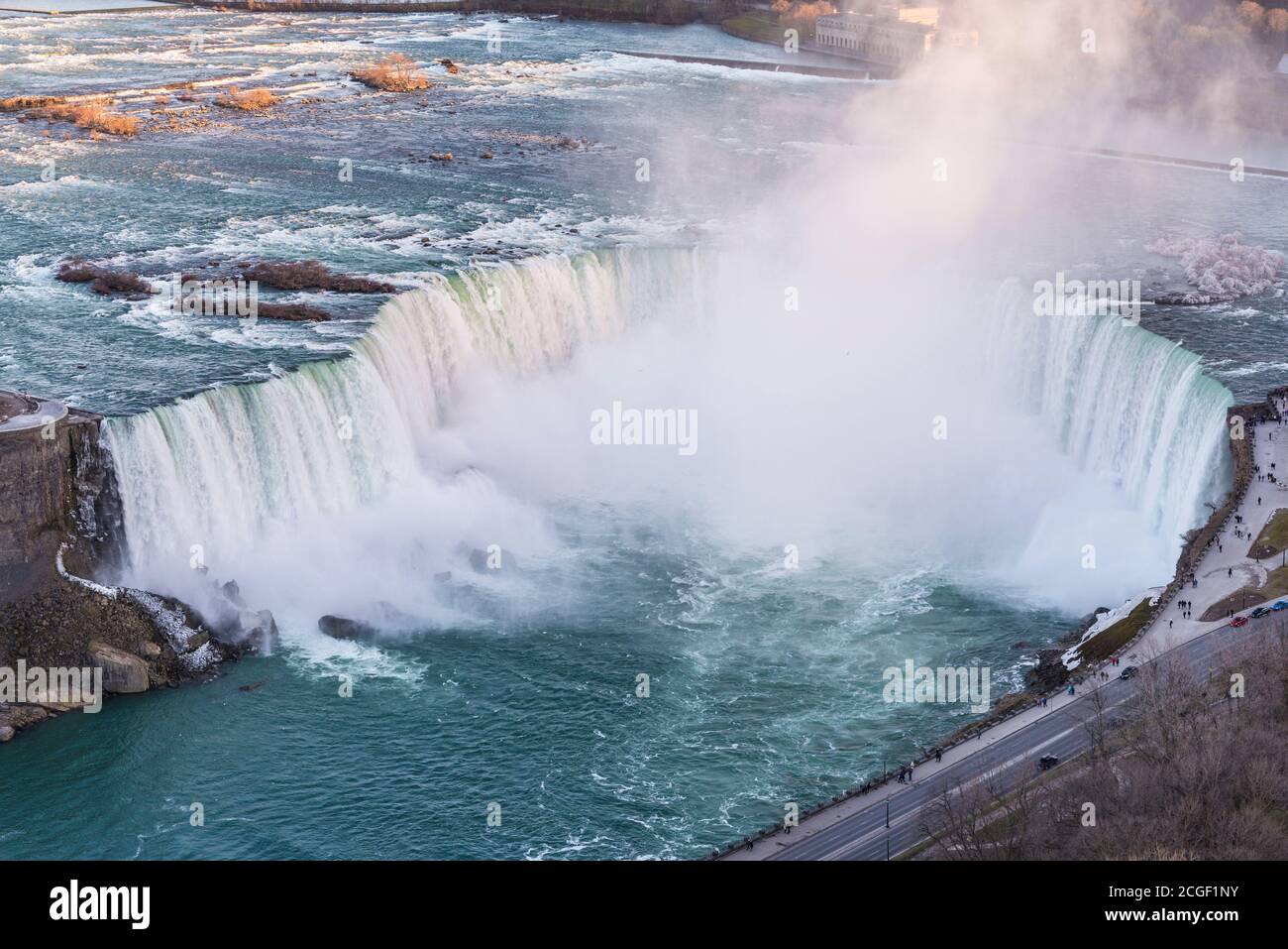 Die Niagarafälle sind eine Gruppe von drei Wasserfällen am südlichen Ende der Niagara Gorge, die sich über die Grenze zwischen der Provinz Ontario erstreckt. Stockfoto