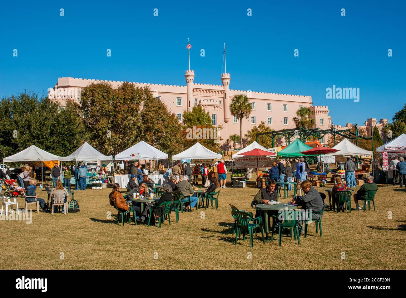 Der Picknickplatz des Samstagsmarktes auf dem Marion Square in Charleston in South Carolina, USA. Stockfoto