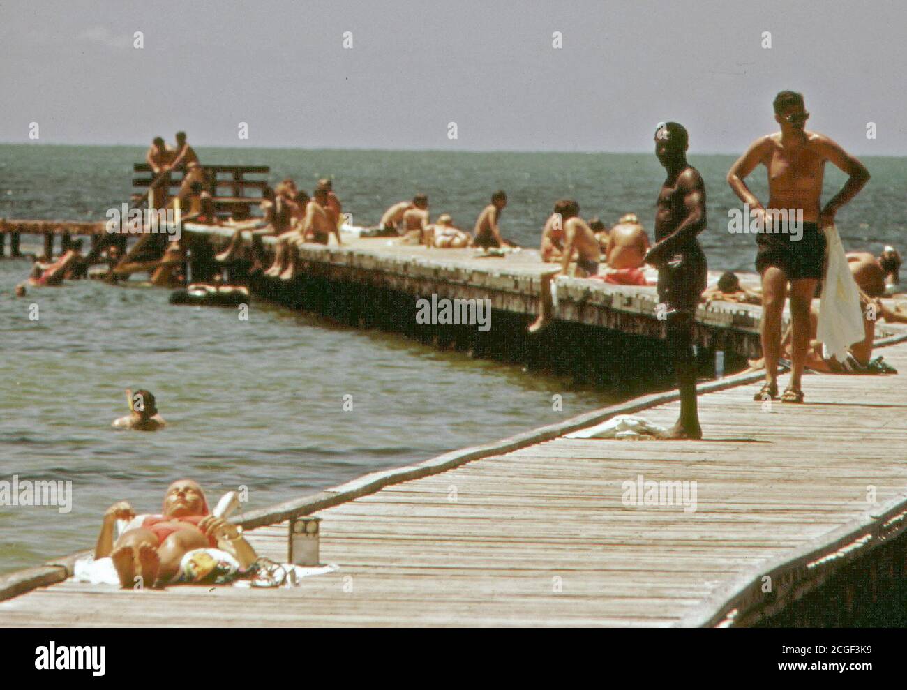 Touristen und Bewohner der südlichste Badesteg der Usa in Key West, Florida genießen kann. 1975 Stockfoto